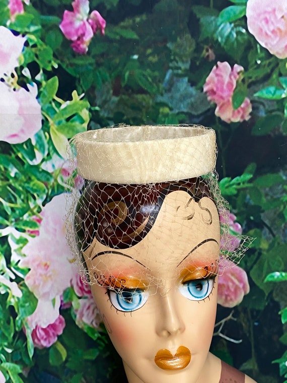 Ladies Ivory Hat with Netting Band Velvet Bows Size 22 Vintage Ladies Ivory Raffia and Velvet Ribbon Hat with netting Sz 22  main image 3