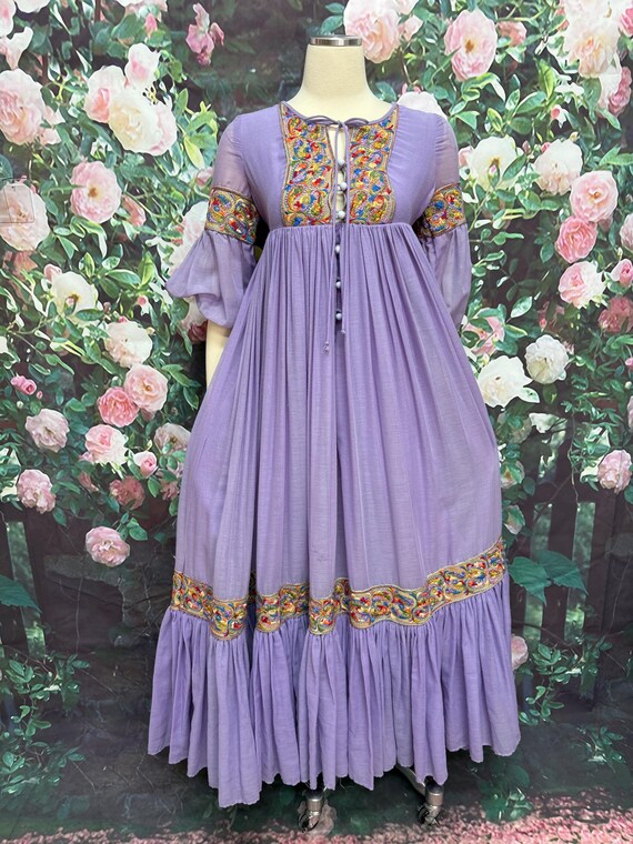 embroidered gauze dress EMBROIDERED COTTON GAUZE SMOCKED DRESS: OFF WHITE / ILD5490