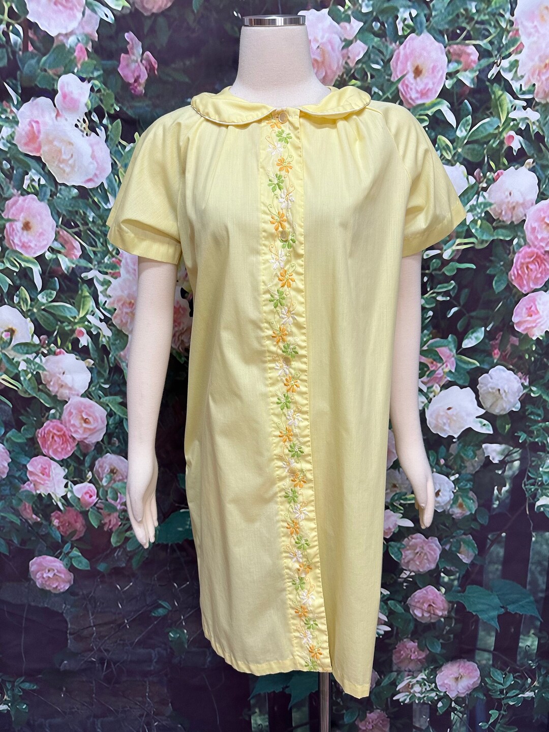 60s Yellow Dressing Robe Embroidered Daisies - Etsy