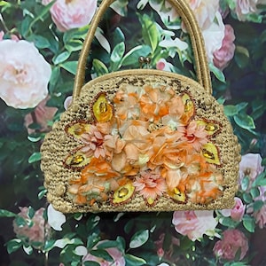 Bolso de mano de rafia con adornos de flores color melocotón y lentejuelas de los años 60