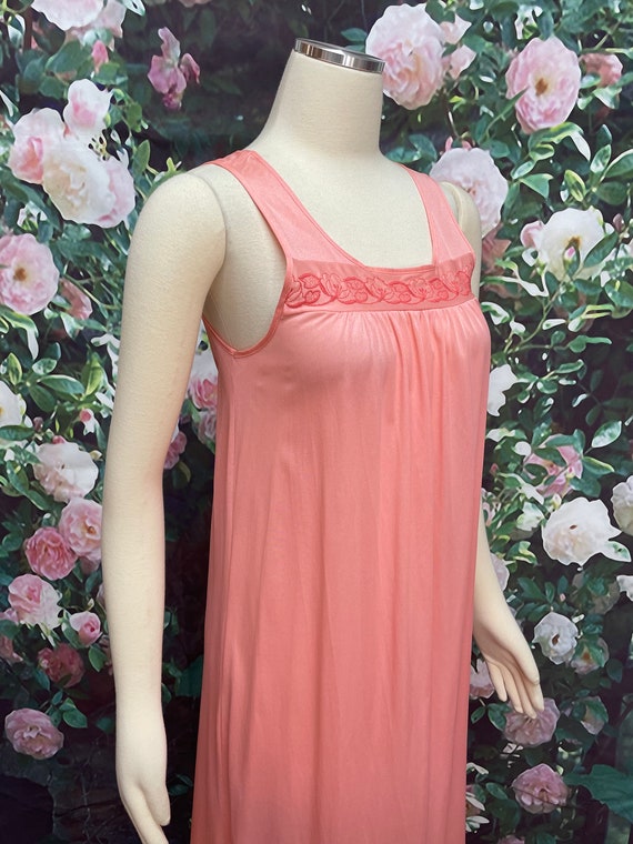 1970s peach nightgown