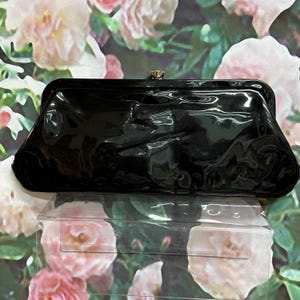 Bolso de mano formal de charol negro de los años 50