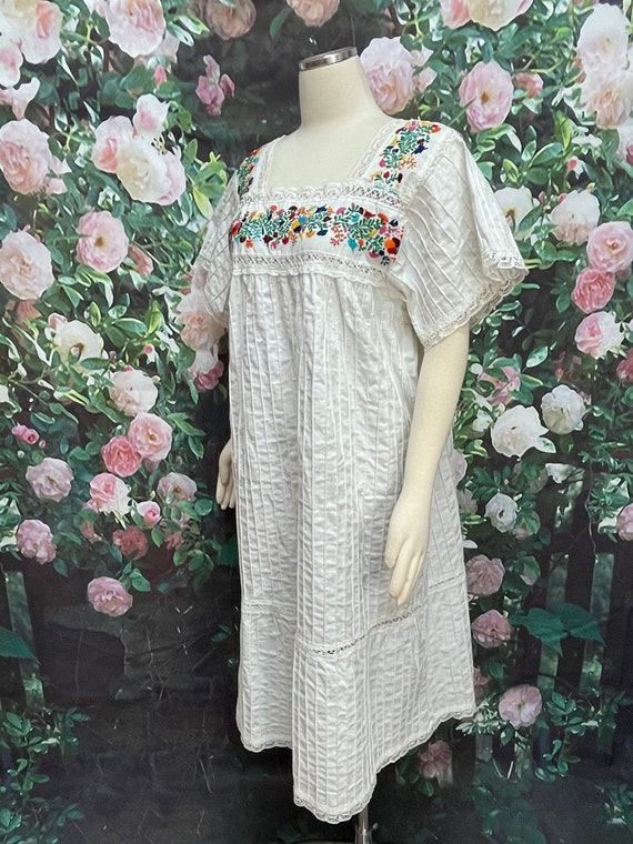 70s Mexican White Lace Dress Embroidered Flowers - image 6