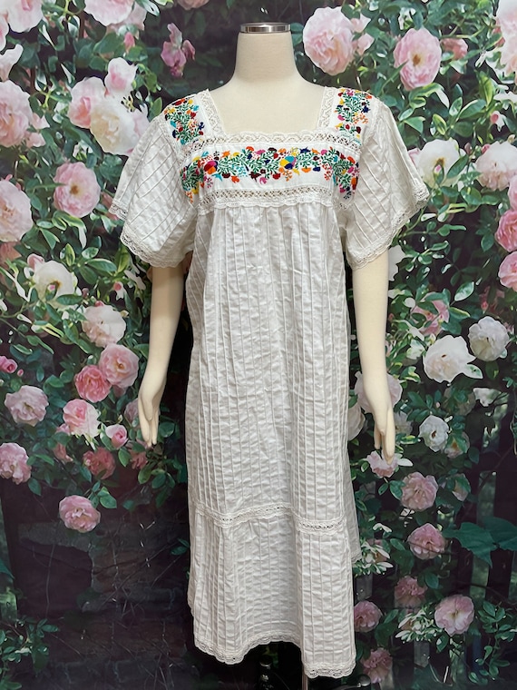 70s Mexican White Lace Dress Embroidered Flowers - image 2