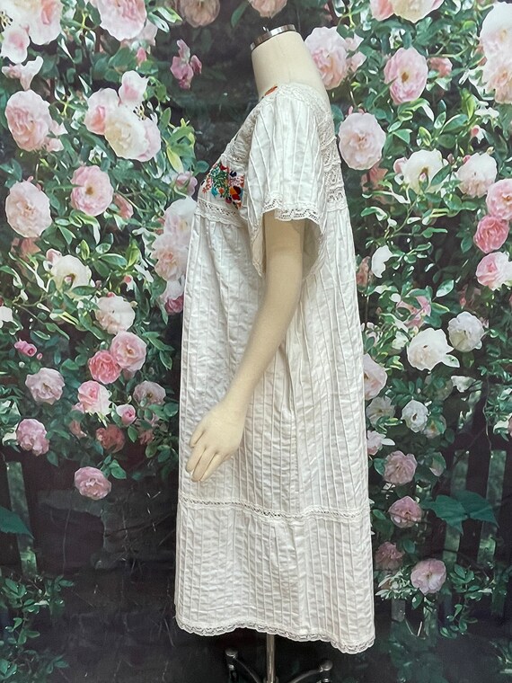 70s Mexican White Lace Dress Embroidered Flowers - image 7