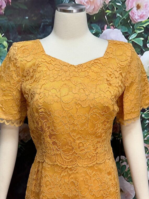 50s Golden Yellow Lace Wiggle Dress - image 3