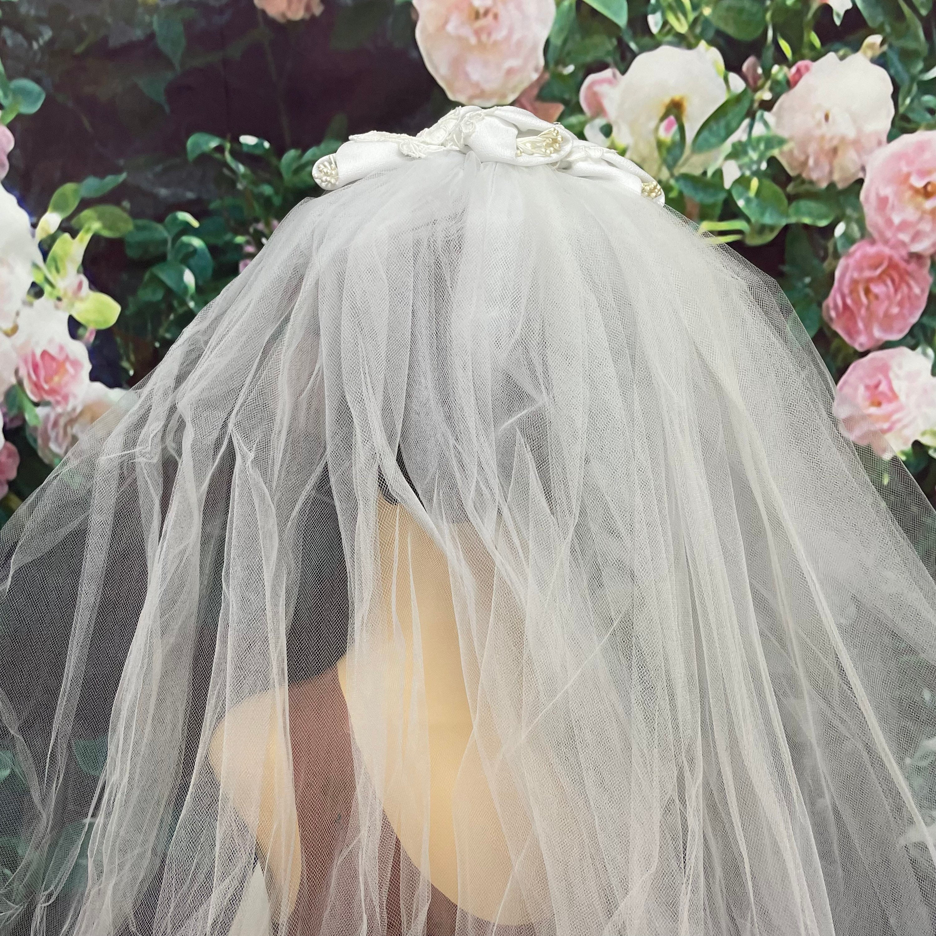 70s House of Bianchi White Bridal Bow Veil Comb - Etsy display picture 2