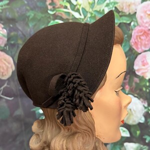 Sombrero cloche de lana marrón de los años 30, ideal para cualquier época del año.