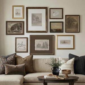 Puede incluir: Una pared de galería con nueve láminas artísticas enmarcadas de varios tamaños con marcos dorados y de madera oscura, sobre un sofá beige con cojines variados, un jarrón negro con vegetación y un pequeño cuenco de latón en una mesa redonda.