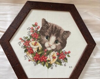 Vintage Framed Cross Stitch Kitten – Floral Cat Needlepoint Wall Art – Cottagecore Decor – Handmade Embroidery Picture – Hexagon Frame