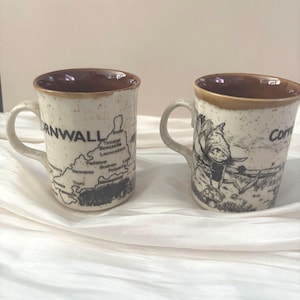 Tazas Piskie vintage de Cornualles: par de tazas de gres con decoración de mapa folclórico