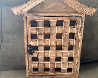 Rustic Wooden House Key Cabinet – Cottagecore Lattice Key Holder – 5 Hooks
