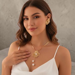 Flower Jewelry Set, Chunky jewelry, Statement necklace, Statement earrings, Pearl jewelry, Gold Color Jewelry Set, Jewelry Gift.