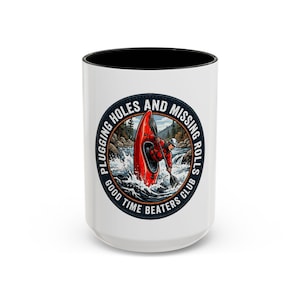 Może przedstawiać: Biały ceramiczny kubek z czarnym wnętrzem i okrągłą grafiką. Grafika przedstawia czerwony kajak z osobą wiosłującą w rwącej wodzie. Tekst wokół grafiki brzmi "Plugging Holes and Missing Rolls Good Time Beaters Club."