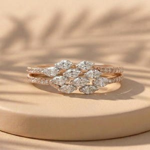 Bague de fiançailles en or rose avec serti de moissanites taille marquise, anneau fendu, bague unique en moissanites, bague pour femme avec serti de diamants et de moissanites taille bulle.
