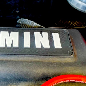 Peut inclure: Ensemble de trois bols gigognes en céramique, bleus, verts et blancs. Les bols présentent un émail moucheté et un design simple. Le plus grand bol mesure environ 15 cm de diamètre.