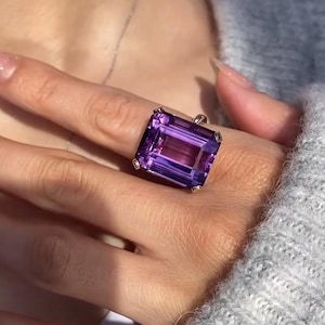 Handgemaakte ring met smaragdgeslepen amethist, zilveren statementring, geboortesteen van februari