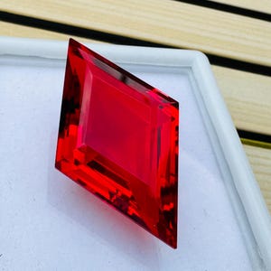 Labbtillverkad röd rubin ädelsten: Fancy Cut, 61ct, 40x23x13mm (smyckestillverkning)