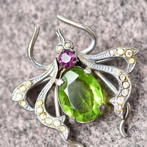 Spilla vintage a forma di insetto color argento / Perla fucsia con cristallo verde / Anni '50 / Gioielli ispirati alla natura