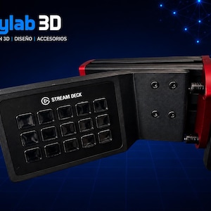 Può includere: Un controller Stream Deck nero montato su una staffa nera e rossa. Il dispositivo presenta dodici pulsanti quadrati e il testo "STREAM DECK" stampato sopra di essi. Lo sfondo mostra il testo "Skylab 3D" e "IMPRESIÓN 3D | DISEÑO | ACCESORIOS" in bianco e blu.