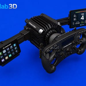 Può includere: Una base per volante da corsa Fanatec nera con volante collegato, dotata di uno Stream Deck montato a sinistra e uno schermo di visualizzazione telemetrica digitale a destra. L'unità centrale presenta un design a coste con il logo Fanatec.