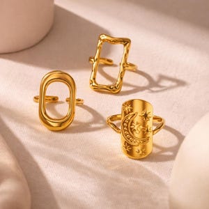 Peut inclure: Ensemble de trois mugs en céramique crème, avec un glaçage moucheté. Chaque mug présente un motif floral peint à la main en bleu, vert et jaune. Forme arrondie classique avec une anse.