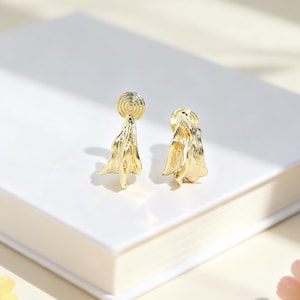 Pendientes de clip esculturales con forma de hoja francesa - Pendientes de botón vintage dorados con pétalos arrugados - Clips antimosquitos indoloros - Para orejas sin perforar - Regalo botánico