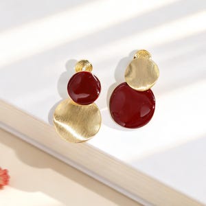 Lyxiga asymmetriska geometriska clipsörhängen - Guld- och rubinröda emaljörhängen utan piercing - Smärtfria osynliga clipsörhängen