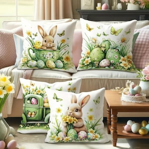 Puede incluir: Juego de cuatro cojines con temática de Pascua. Cada cojín presenta un diseño único con conejitos, huevos de Pascua, mariposas y flores. La paleta de colores incluye verdes, amarillos y pasteles, creando un ambiente festivo y primaveral.