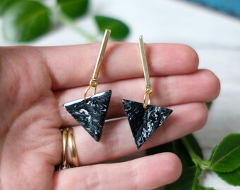 Pendientes triangulares de mármol negro - pendientes geométricos minimalistas - pendientes de oro - pendientes modernos