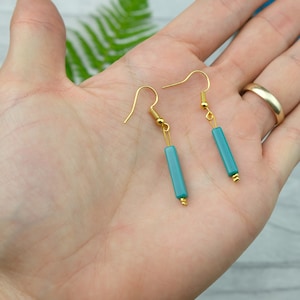 Brincos pendentes de contas de vidro azul: gotas minimalistas em tom dourado