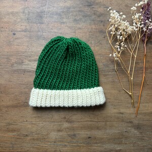 Tallgrön ullmössa: Handstickad stickad mössa i fiskarstil