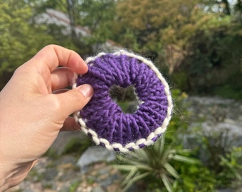 Lila + Weiß gestrickter Scrunchie – NEUER STYLE – handgestrickt – Haargummi – Super Seconds Festival – Haargummi