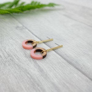 Pink circle earrings with wood and resin pink geometric earrings wooden earrings pastel pink jewelry imagem 2