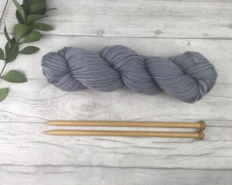 Fil de laine mérinos Winter Skies : maille super épaisse gris clair