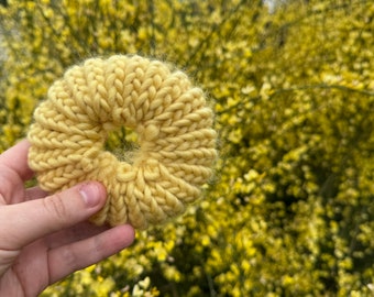 Pastel yellow knitted scrunchie - knitted hair tie - thick hair elastic - hand knitted - SUPER SECONDS FESTIVAL
