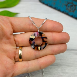 Collier circulaire coloré, bijoux modernes, collier coloré minimaliste