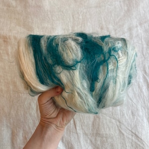 Whirlpool art batt en turquesa y blanco, lana batt, fibra para hilar, fieltro de agujas, suministros de arte de fibra