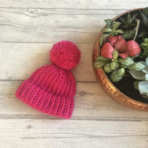 Himbeer rosa Bommelmütze, Baby Strickmütze, Neugeborene Wintermütze, Geschenk für Baby