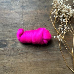Mecha de lana merino rosa brillante / Lana para hilar, tejer, tapicería y fieltrar / Colores brillantes para fieltrar con aguja / Mecha de lana merino / Manualidades
