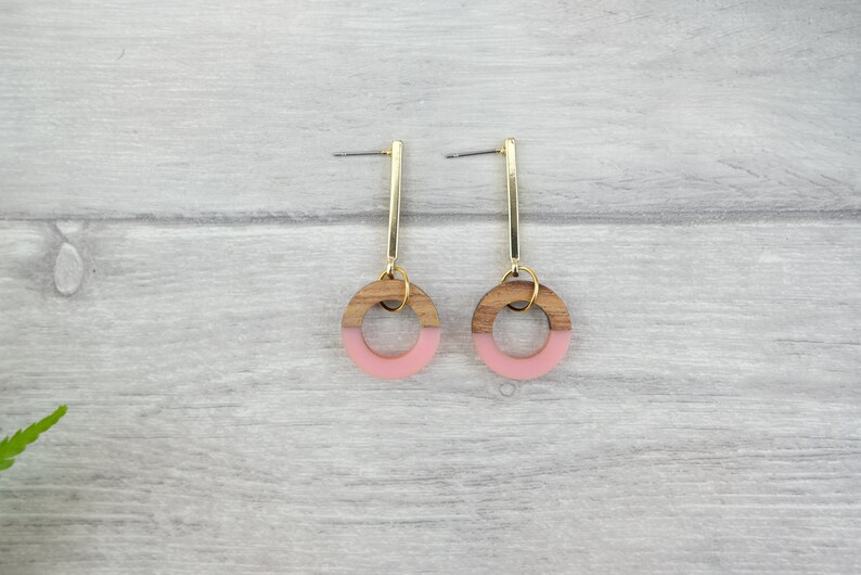 Pink circle earrings with wood and resin pink geometric earrings wooden earrings pastel pink jewelry imagem 3