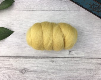 Pastel yellow merino wool roving 25g - weaving yarn spinning tops pure wool needle felting