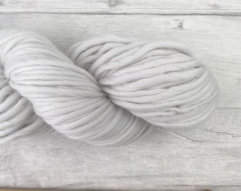 Super bulky merino wool yarn in stone white , 200g knitting wool - weaving yarn