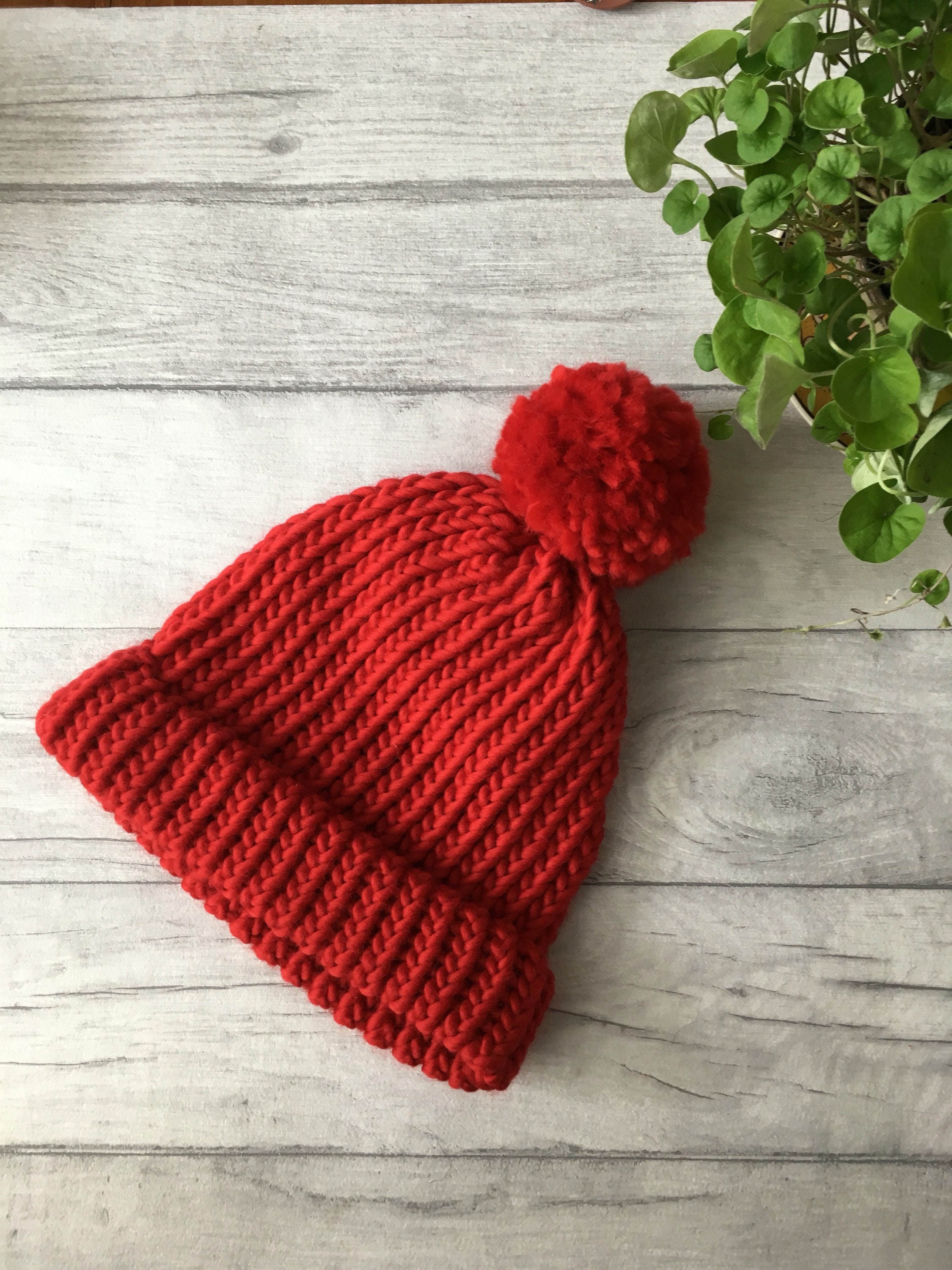 Long bonnet en laine à gros pompon tombant, très chaud et doux, rouge
