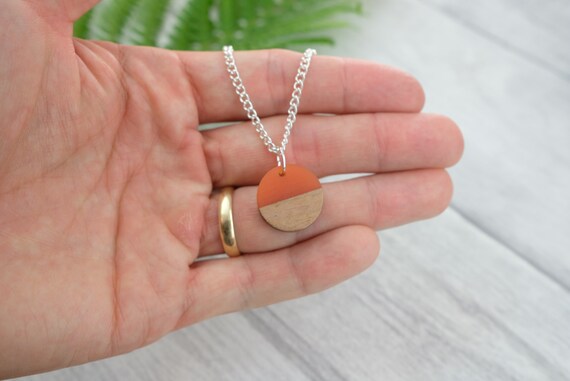 オレンジ樹脂と木のネックレス - 円形 - Etsy 日本