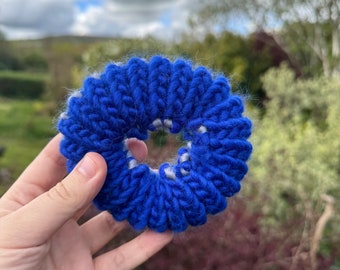 Chouchou bleu bicolore - Soldes Super Seconds Festival - élastique pour cheveux tricoté à la main - chouchou