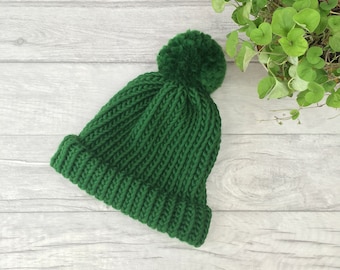 Gorro de lana merino tejido a mano: gorro con pompón verde pino