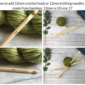Puede incluir: Dos agujas de tejer de bamb&uacute; de 12 mm y un gancho de crochet de bamb&uacute; de 12 mm. Las agujas y el gancho est&aacute;n al lado de una bola de hilo verde.