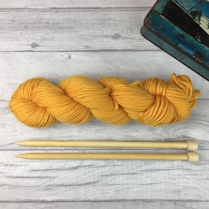 Buttercup gelb reines Wollgarn - extra großes Hank 200g - helle Farbgarne