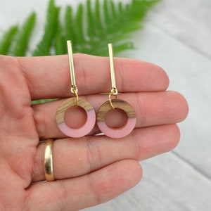 Pink circle earrings with wood and resin pink geometric earrings wooden earrings pastel pink jewelry imagem 8